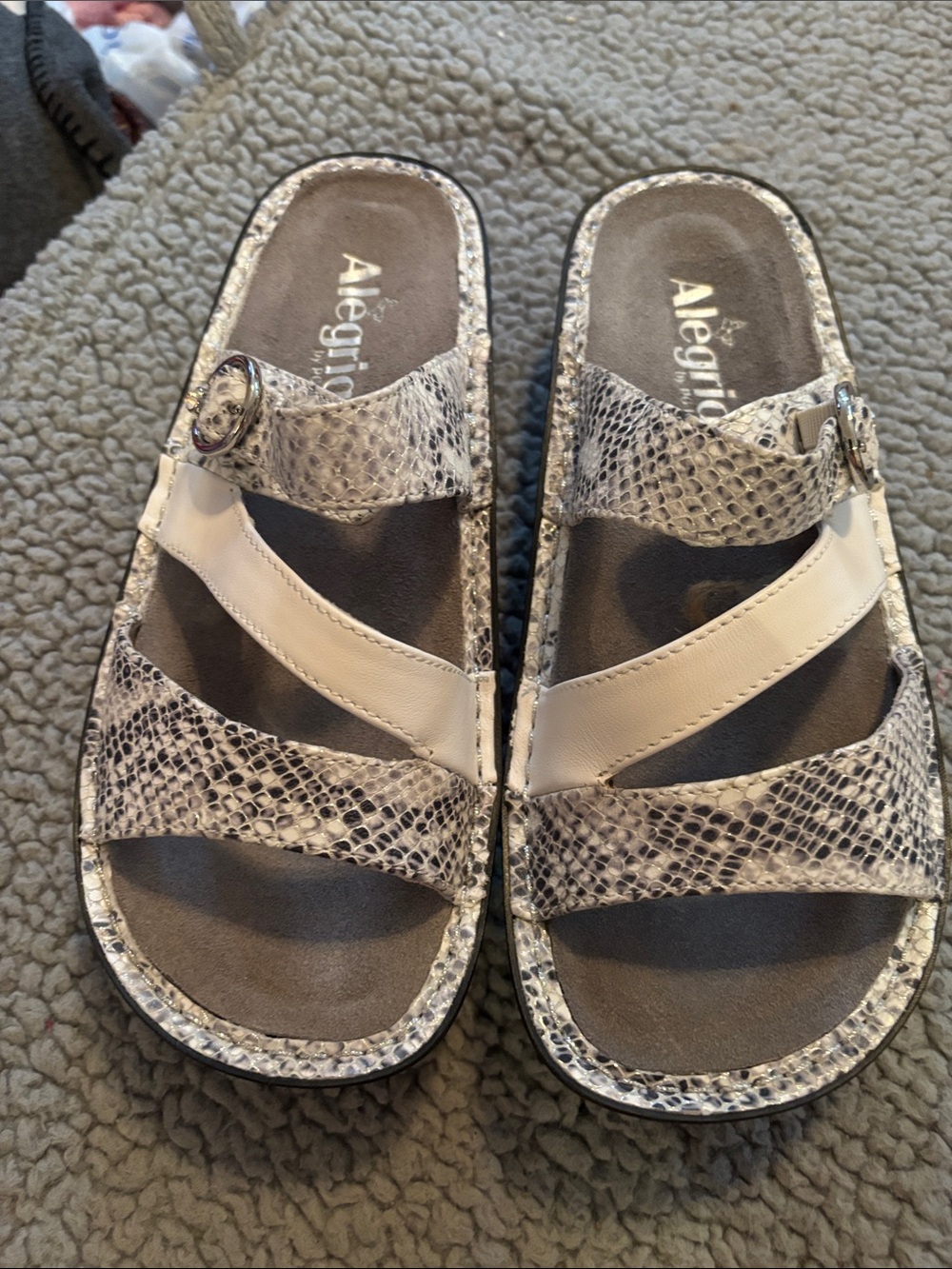 NWOT Alegria Women's Snake-Print Slide Sandals in White and Gray